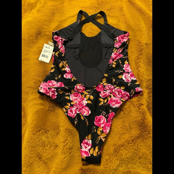 Volcom • Bathing Suit - Picture 6 of 9